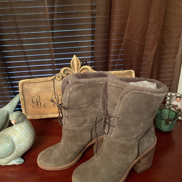 Boots by Ugg - Picture 2 of 8